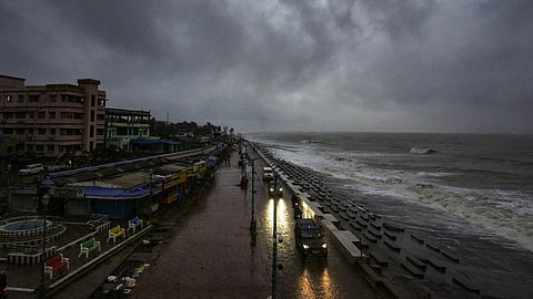 കനത്ത മഴയും ശക്തമായ കാറ്റും; ആഞ്ഞടിച്ച് ദന ചുഴലിക്കാറ്റ്, മുൻകരുതലുമായി ഒഡിഷ, ബംഗാൾ സർക്കാരുകൾ