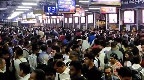 ദീപാവലി തിരക്ക്; മുംബൈയിലെ ബാന്ദ്ര ടെർമിനസിൽ തിരക്കില്‍പ്പെട്ട് ഒന്‍പത് പേർക്ക് പരുക്ക്