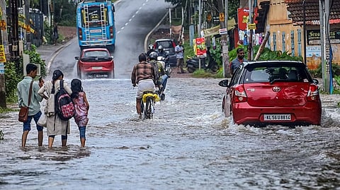 ന്യൂനമർദ പാത്തിയും ചക്രവാത ചുഴിയും; കേരളത്തിൽ ഇന്നും മഴ കനക്കും