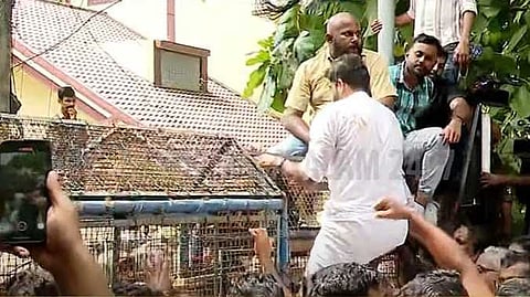കോൺഗ്രസ് നേതാക്കളുടെ മുറിയിലെ റെയ്‌ഡ്: പിന്നിൽ പരാജയഭീതി, നിയമപരമായും രാഷ്ട്രീയമായും നേരിടും; പ്രതികരണവുമായി കോൺഗ്രസ് നേതാക്കൾ