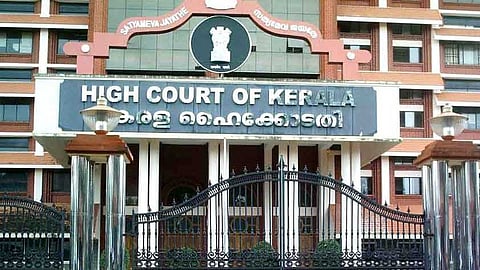 പൊന്നാനി സ്വദേശിനിയുടെ പീഡന പരാതി; പൊലീസ് ഉദ്യോഗസ്ഥർക്കെതിരെയുള്ള നടപടി റദ്ദാക്കി ഹൈക്കോടതി