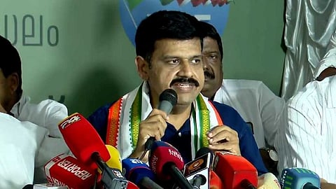 ത്രിവർണ്ണ ഷാൾ അണിഞ്ഞതിന്  കാരണം കെ. സുരേന്ദ്രൻ;വെറുപ്പിൻ്റെ ഫാക്ടറി വിട്ട് സ്നേഹത്തിൻ്റെ കടയിൽ മെമ്പർഷിപ്പ് എടുത്തു,  കോൺഗ്രസ് പ്രവേശനത്തെ ന്യായീകരിച്ച് സന്ദീപ് വാര്യർ