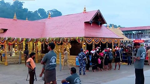 ശബരിമലയിൽ തിരക്ക് തുടരുന്നു; ഉച്ച വരെ ദർശനം നടത്തിയത് അരലക്ഷം പേർ; ഈ മണ്ഡലകാലത്ത് ഇതുവരെ എത്തിയത് ഒമ്പത് ലക്ഷം പേർ