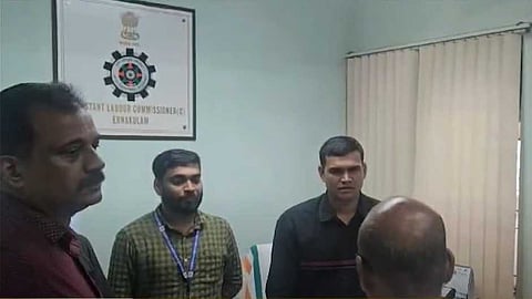 കൈക്കൂലിയില്‍ കുരുങ്ങി; അസിസ്റ്റന്‍റ് ലേബർ കമ്മീഷണർ വിജിലന്‍സ് പിടിയിൽ