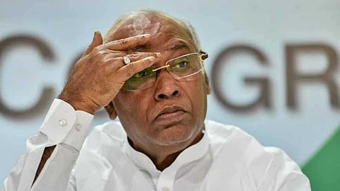 തോൽക്കുമ്പോൾ മാത്രം ഇവിഎമ്മിനെ കുറ്റം പറയുന്നത് ശരിയല്ലെന്ന് സുപ്രീം കോടതി; ബാലറ്റ് പേപ്പർ തിരികെ കൊണ്ടുവരണമെന്ന് കോണ്‍ഗ്രസ്