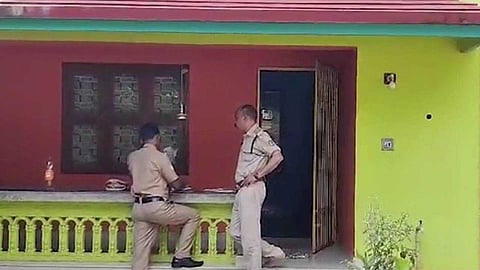 ഒരു ലക്ഷം രൂപയും വാച്ചും മോഷ്ടിച്ച് കള്ളന്‍; അലമാരയില്‍ സുരക്ഷിതമായി 65 പവന്‍ സ്വര്‍ണം