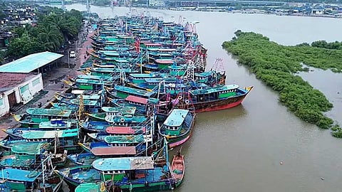 ഫെൻജൽ ചുഴലിക്കാറ്റ് കരതൊട്ടു; തമിഴ്നാട്ടിലും പുതുച്ചേരിയിലും കനത്ത ജാഗ്രത നിർദേശം