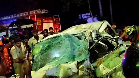 ആലപ്പുഴയിൽ KSRTC ബസും കാറും കൂട്ടിയിടിച്ചു; 
5 പേർക്ക് ദാരുണാന്ത്യം