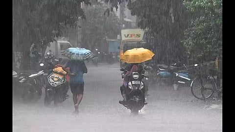 'മക്കളെ,ടെൻഷൻ അടിക്കേണ്ടടാ'; അവധി പ്രഖ്യാപിച്ച് ആലപ്പുഴ ജില്ല കളക്ടർ, മലപ്പുറം,കാസർഗോഡ്, തൃശൂർ ജില്ലകളിലും അവധി