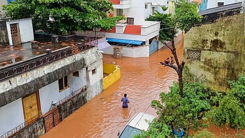 ഫെൻജൽ ചുഴലിക്കാറ്റ്: തമിഴ്‌നാട്ടിൽ കനത്ത മഴ തുടരുന്നു; പുതുച്ചേരിയിൽ വിദ്യാഭ്യാസ സ്ഥാപനങ്ങൾക്ക് ഇന്ന് അവധി