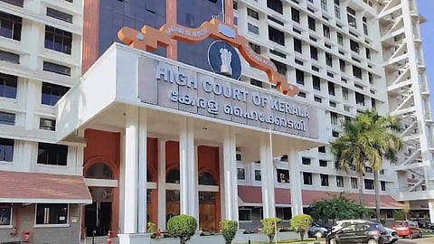 ജോലിക്കിടയില്‍ ഫോണില്‍ കളി വേണ്ട; ഹൈക്കോടതി ജീവനക്കാർ ഓഫീസില്‍ ഫോൺ ഉപയോഗിക്കുന്നതിന് വിലക്ക്