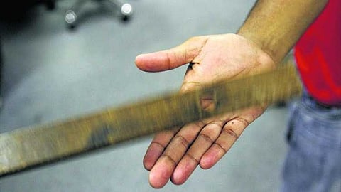 ക്ലാസെടുക്കുന്നതിനിടെ സംസാരിച്ചു; കോഴിക്കോട് ഒന്‍പതാം ക്ലാസ് വിദ്യാർഥിയെ മർദിച്ച് അധ്യാപകന്‍