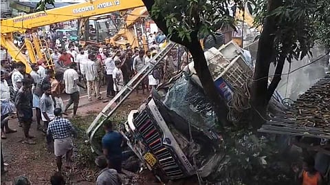 പാലക്കാട് കല്ലടിക്കോട് സിമന്റുമായി വന്ന ലോറി മറിഞ്ഞ് അപകടം; നാല് വിദ്യാര്‍ഥിനികള്‍ക്ക് ദാരുണാന്ത്യം