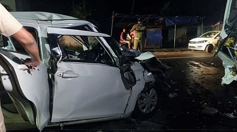 പത്തനംതിട്ടയില്‍ ശബരിമല തീര്‍ഥാടകരുടെ ബസും കാറും കൂട്ടിയിടിച്ച് അപകടം; ഒരു കുടുംബത്തിലെ 4 പേര്‍ മരിച്ചു