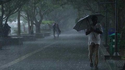 ജാ​ഗ്രതൈ! ന്യൂനമര്‍ദ സാധ്യത, സംസ്ഥാനത്ത് 4 ദിവസം ഇടിമിന്നലോട് കൂടിയ മഴ മുന്നറിയിപ്പ്