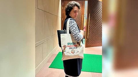 'ബംഗ്ലാദേശിലെ ഹിന്ദുക്കൾക്കും ക്രിസ്ത്യാനികൾക്കും ഒപ്പം'; പുതിയ ബാഗുമായി പാർലമെൻ്റിലെത്തി പ്രിയങ്ക ഗാന്ധി