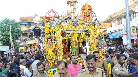 അയ്യന് ചാർത്താനുള്ള തങ്കയങ്കി രഥ ഘോഷയാത്ര പുറപ്പെട്ടു