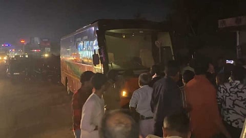 വടകര കരിമ്പനപ്പാലത്ത് നിർത്തിയിട്ട കാരവനിൽ രണ്ട് മൃതദേഹം കണ്ടെത്തി