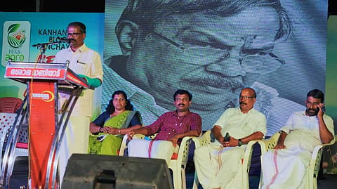 പെരിയ കേസ് പ്രതികളുമായി വേദി പങ്കിട്ട് കോണ്‍ഗ്രസ് നേതാവ്; പങ്കെടുത്തത് കല്ല്യോട്ട് ബ്ലോക്ക് പഞ്ചായത്ത് അംഗം