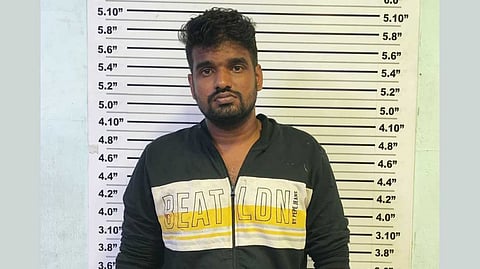 നാട്ടുകാരെ അക്രമിക്കുന്നത് കണ്ട് തടയാന്‍ ശ്രമിച്ച പൊലീസുകാരന്റെ കൈ കടിച്ചു മുറിച്ചു; യുവാവ് പിടിയില്‍