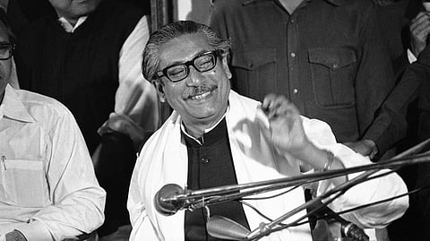 ബംഗ്ലാദേശ് ചരിത്രത്തില്‍നിന്നും ബംഗാബന്ധു ഔട്ട്: സ്വാതന്ത്ര്യം പ്രഖ്യാപിച്ചത് സിയാവുര്‍ റഹ്മാനെന്ന് പുതിയ പാഠം; മുജീബുര്‍ റഹ്മാന്റെ രാഷ്ട്രപിതാവ് പദവിയും നീക്കി