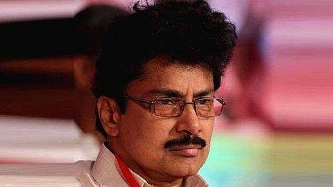 സംഘടനാ ചുമതലകളിൽ നിന്ന് ഒഴിവാക്കി, KTDC ചെയർമാൻ സ്ഥാനത്ത് നിന്നും നീക്കാൻ ആവശ്യം ഉയരുന്നു;എഫ്ബി പോസ്റ്റ് തിരിച്ചടിയായി,  സിപിഎമ്മിൽ പി.കെ. ശശി ഒറ്റപ്പെടുന്നു