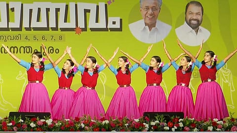 വെള്ളാര്‍മല സ്കൂളിലെ കുട്ടികള്‍ അവതരിപ്പിച്ച സംഘനൃത്തത്തില്‍നിന്ന്