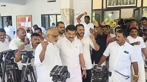 വന്യജീവി ആക്രമണം: നിലമ്പൂര്‍ DFO ഓഫീസ് ഉപരോധിച്ച് പി.വി അന്‍വറിന്റെ 
DMK; ജനല്‍ചില്ലുകളും കസേരകളും അടിച്ചു തകര്‍ത്തു