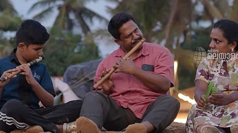 കാഴ്ച നഷ്ടപ്പെട്ട അച്ഛന്റെ കണ്ണാകുന്ന മക്കള്‍; കലോത്സവം കാണാനെത്തിയ ജയരാജൻ മാഷ്