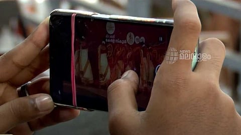 വേദിയിലേക്ക് തിരിയുന്ന മൊബൈലുകള്‍; സ്ക്രീനിലേക്ക് ഒതുങ്ങുന്ന കാണികള്‍