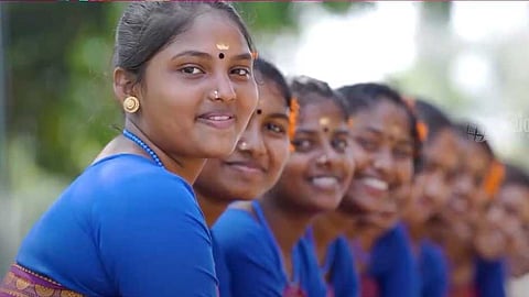 പരിശീലകരായും മത്സരാർഥികളായും വേഷപ്പക‍ർച്ച നടത്തിയവർ; കലോത്സവ വേദിയിലെ ഇരുള നൃത്തം
