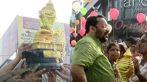 വിജയാവേശത്തില്‍ നാട്; സ്വര്‍ണക്കപ്പിന്റെ മാതൃക തൃശൂരിലെ കൊരട്ടിയില്‍ എത്തിച്ചു