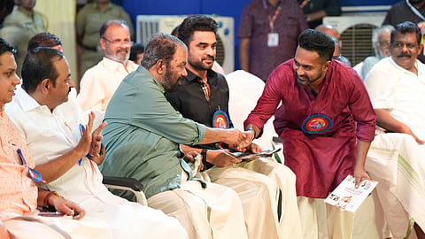 കൈ നീട്ടി, 'അങ്ങനെ ഞാനും പെട്ടു', ബേസില്‍ യൂണിവേഴ്‌സിലേക്ക് ശിവന്‍കുട്ടിയും; ആസിഫിനൊപ്പമുള്ള വൈറല്‍ വീഡിയോ പങ്കുവെച്ച് മന്ത്രി