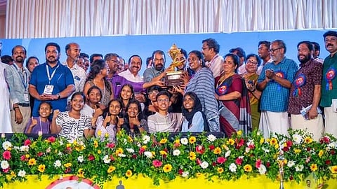 കലാകിരീടത്തിൽ മുത്തമിട്ടതിൻ്റെ ആഘോഷം; തൃശൂർ ജില്ലയിലെ സ്‌കൂളുകള്‍ക്ക് നാളെ അവധി