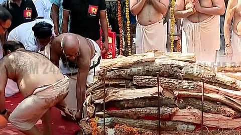 പി. ജയചന്ദ്രന്‍ ഇനി ഓര്‍മ; ഔദ്യോഗിക ബഹുമതികളോടെ മൃതദേഹം സംസ്‌കരിച്ചു