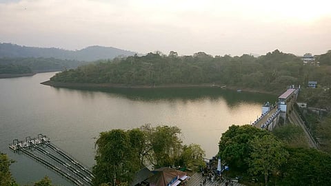 പീച്ചി ഡാം സന്ദർശിക്കാനെത്തിയ നാല് പെൺകുട്ടികൾ റിസർവോയറിൽ വീണു; മൂന്ന് പേരുടെ നില ഗുരുതരം