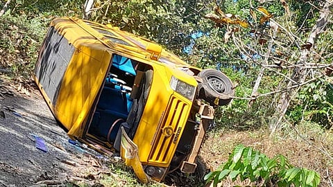 പത്തനംതിട്ടയിൽ നിയന്ത്രണം വിട്ട സ്കൂൾ ബസ് മറിഞ്ഞു‌; ആർക്കും പരുക്കില്ല