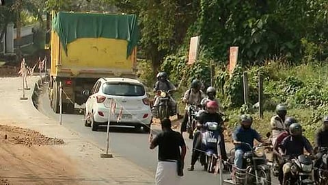 ജനങ്ങളുടെ യാത്രാ ക്ലേശം ഇരട്ടിയാക്കി റോഡ് പണി; തൃശൂർ-കൊടുങ്ങല്ലൂർ സംസ്ഥാന പാതയുടെ നിർമാണം ഇഴയുന്നതിനെതിരെ പ്രതിഷേധം