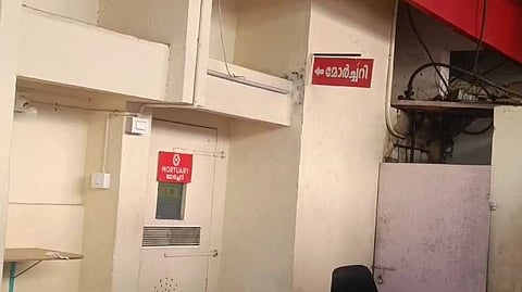വയോധികന്‍‌ മരിച്ചെന്ന് ബന്ധുക്കള്‍, ഇല്ലെന്ന് കണ്ടെത്തി അറ്റന്‍ഡർ; കണ്ണൂരില്‍ മോർച്ചറിയിലേക്ക് മാറ്റിയ ആള്‍ക്ക് ജീവന്‍