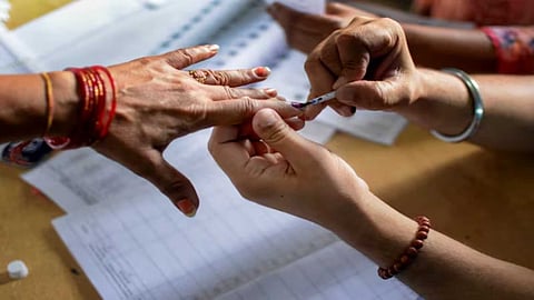 എഎപിയോ ബിജെപിയോ  അതോ കോൺഗ്രസോ; ഡൽഹി ജനതയുടെ വിധി കാത്ത് മുന്നണികൾ
