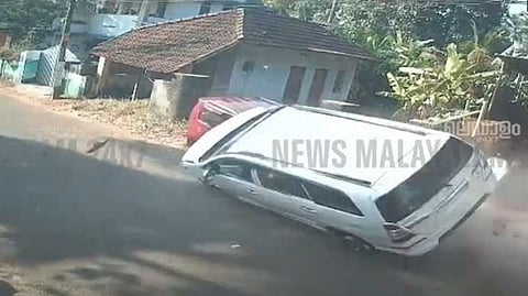 യാത്രക്കാർ രക്ഷപ്പെട്ടത് തലനാരിഴയ്ക്ക്; കൊല്ലത്ത് നിർത്തിയിട്ടിരുന്ന കാറിലേക്ക് ഇന്നോവ ഇടിച്ചു കയറി