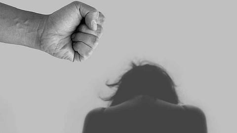 കടം വാങ്ങിയ പണം തിരിച്ചു നല്‍കാത്തതിന് യുവതിയുടെ മുടി മുറിച്ചു