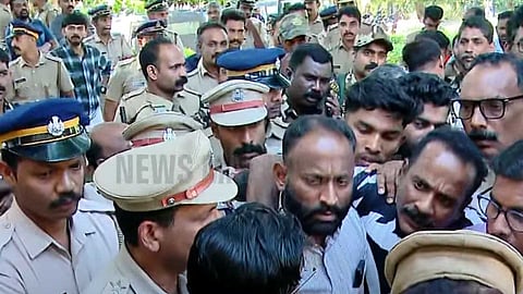 പഞ്ചാരക്കൊല്ലി വനം വകുപ്പ് ബേസ് ക്യാമ്പ് ഓഫീസിൽ നാട്ടുകാരുടെ ഉപരോധം; വനം വകുപ്പ് ഉദ്യോഗസ്ഥരെ തടഞ്ഞു