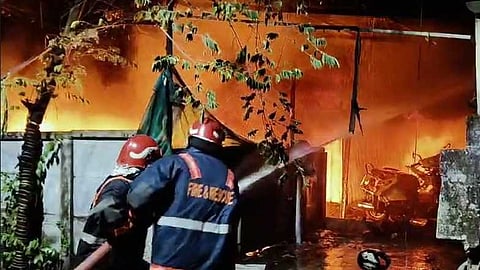 കൊച്ചിയിൽ  വർക്‌ഷോപ്പിന് തീ പിടിച്ചു; വാഹനങ്ങളെല്ലാം കത്തി നശിച്ചു