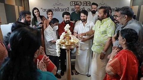 പ്രായമായാല്‍ താരങ്ങള്‍ക്ക് ഒന്നിച്ച് താമസിക്കാന്‍ ഗ്രാമം; മോഹന്‍ലാലിന്റെ ആശയം നടപ്പാക്കാന്‍ AMMA