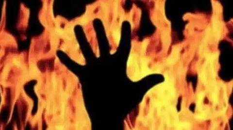ആലപ്പുഴയില്‍ വൃദ്ധദമ്പതികള്‍ വീടിനുള്ളില്‍ പൊള്ളലേറ്റ് മരിച്ച നിലയില്‍; മകനെ കാണാനില്ല