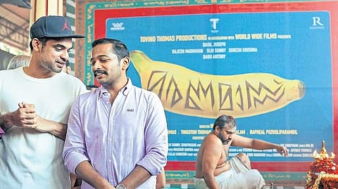 'അടുത്ത പടം വമ്പന്‍ ഹിറ്റ് അടിക്കട്ടെ'; ബേസിലിനോട് മരണമാസ് പ്രൊഡ്യൂസര്‍ ടൊവിനോ