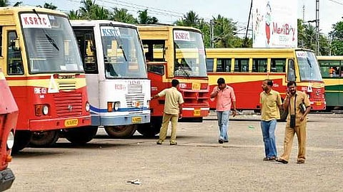 പൊതുജനത്തെ വലച്ച് KSRTC പണിമുടക്ക്, 50% ജീവനക്കാർ ജോലിക്കെത്തില്ല; ഡയസ്നോൺ പ്രഖ്യാപിച്ച് സ‍ർക്കാർ