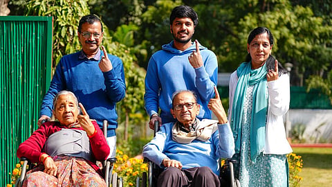 കുടുംബസമേതം വോട്ട് ചെയ്യാനെത്തി കെജ്‌രിവാൾ, അമ്മയും അച്ഛനും എത്തിയത് വീൽ ചെയറിൽ | VIDEO
