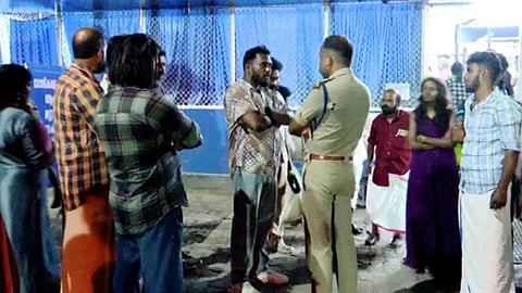 വിവാഹ സംഘത്തിനു നേരെ അതിക്രമം: പൊലീസുകാര്‍ക്കെതിരെ കേസെടുത്തു; എസ്‌ഐക്ക് സ്ഥലംമാറ്റം